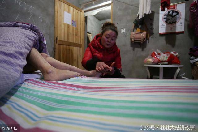 離婚請母親幫帶兒子，端午節她要2萬辛苦費，回家打開包我心疼