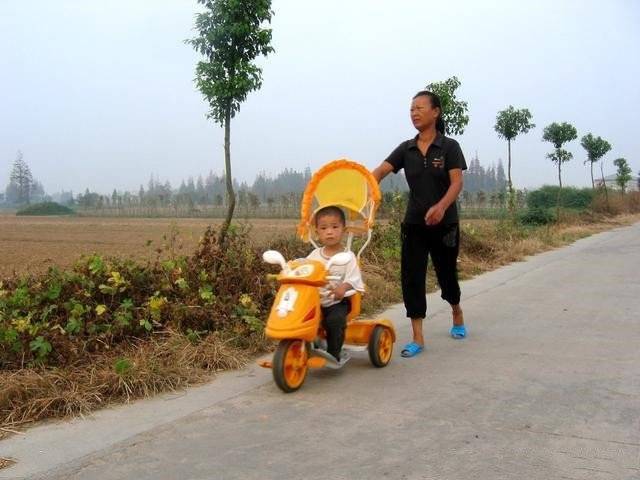 離婚請母親幫帶兒子，端午節她要2萬辛苦費，回家打開包我心疼