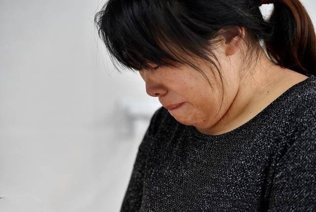 離婚請母親幫帶兒子，端午節她要2萬辛苦費，回家打開包我心疼
