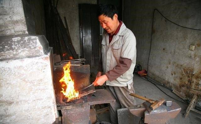 父親每月給兒子寄錢，兒子卻從不回電話，去趟兒子學校，父親傻了
