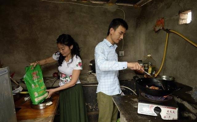 父親每月給兒子寄錢，兒子卻從不回電話，去趟兒子學校，父親傻了