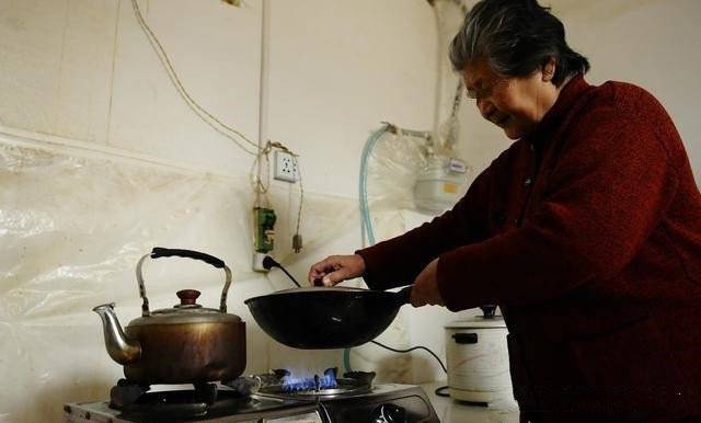 去兒子家帶孫子，生病兒子給我做豬肝面，看到面碗我離開