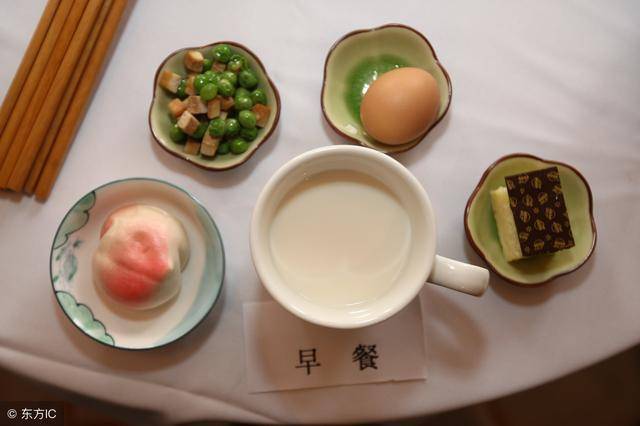 婆婆臥床兒媳照顧，端碗湯走到門口聽見說話，兒媳含淚離開