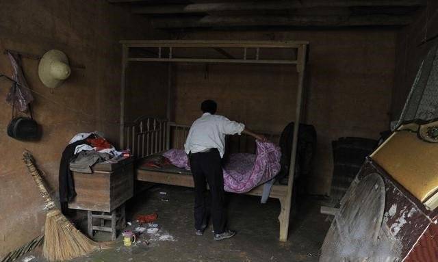 七旬老太找女兒借錢，開不了口，女兒給件衣服，回家一看淚流滿面