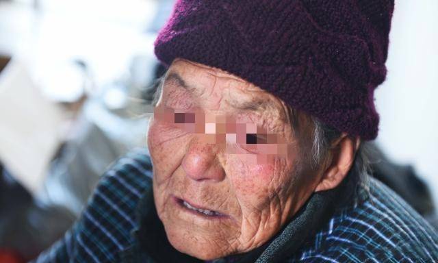七旬老太找女兒借錢，開不了口，女兒給件衣服，回家一看淚流滿面