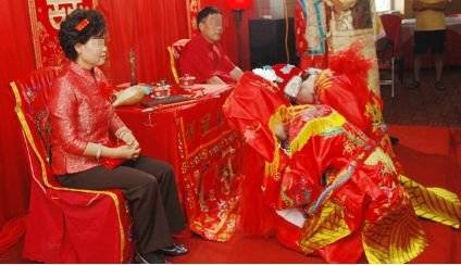 結婚當天，婆婆給我22萬改口費，打開後我嚇得說不出話，我愣了