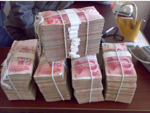 結婚當天，婆婆給我22萬改口費，打開後我嚇得說不出話，我愣了