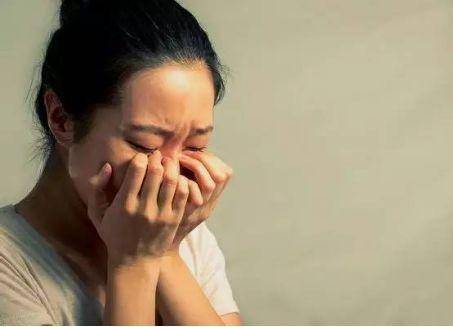 結婚當天，婆婆給我22萬改口費，打開後我嚇得說不出話，我愣了