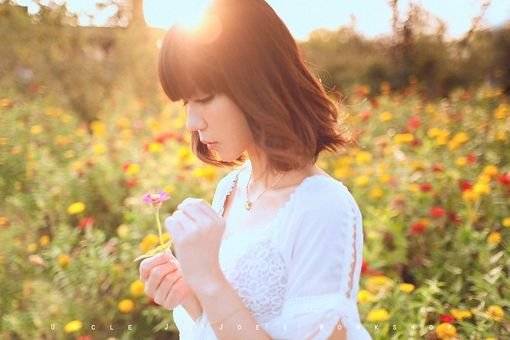 老婆來公司接我下班，看了老婆今天背的新包包，我狠扇老婆2巴掌