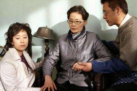 家婆改嫁後，我去探望她，回來老公給了我一張卡，裡面有15萬！