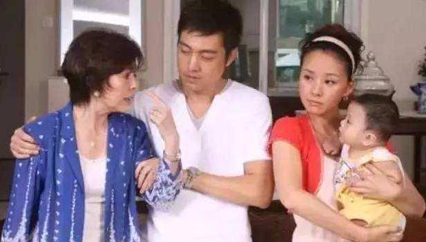 家婆改嫁後，我去探望她，回來老公給了我一張卡，裡面有15萬！