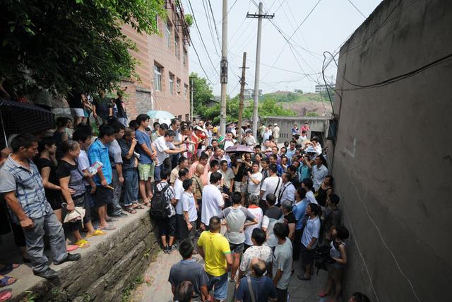 孩子被母親從五樓丟下，圍觀目擊者流淚滿面，寶貝，只要你活著！
