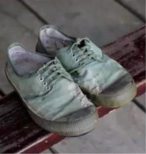爸爸想不開跳下高樓，我得了全部財產！姐姐在一雙破舊的鞋裡發現了兇手！我崩潰了！