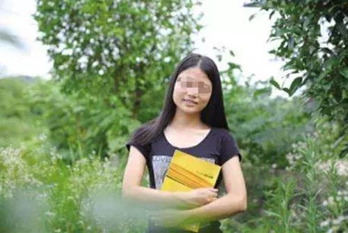 婆婆在家門口撿到一女嬰，18年後，才發現女嬰身份不一般