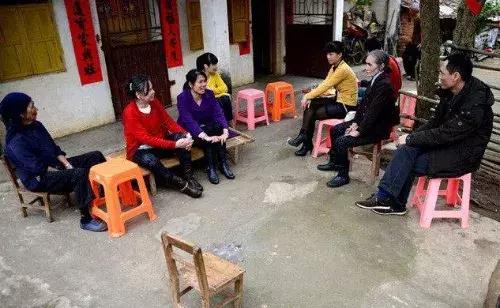 婆婆在家門口撿到一女嬰，18年後，才發現女嬰身份不一般