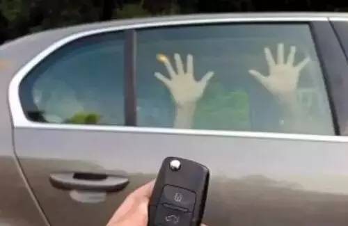 被鎖車中，不停按喇叭能自救！父母一定要告訴孩子！-預防走丟被騙,兒童安全