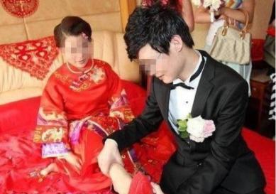 女子被迫嫁給50歲大叔，新婚夜大叔洗澡後，女子樂了！ 