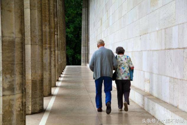 兒子結婚不想買房，他勸父母去養老院，父母去之前，把房子賣了