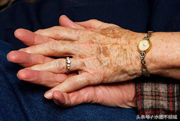 兒子結婚不想買房，他勸父母去養老院，父母去之前，把房子賣了