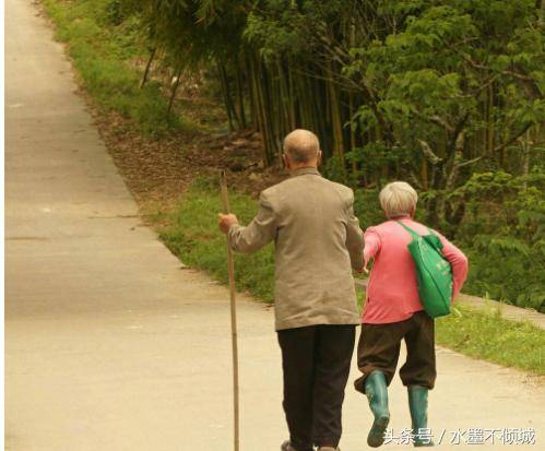 兒子結婚不想買房，他勸父母去養老院，父母去之前，把房子賣了