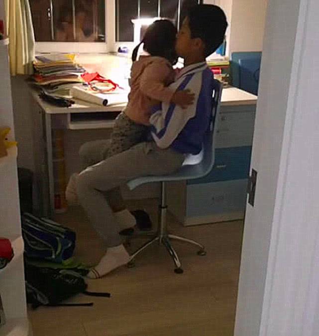 妹妹犯錯被媽媽罵，哭著跑到哥哥的懷裡求安慰，接下來這一幕，網友看後不淡定了