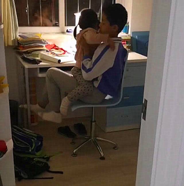 妹妹犯錯被媽媽罵，哭著跑到哥哥的懷裡求安慰，接下來這一幕，網友看後不淡定了