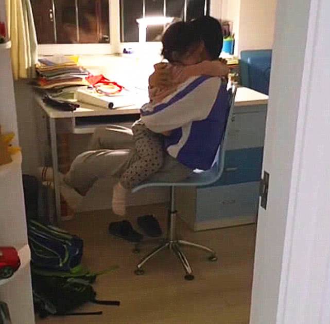妹妹犯錯被媽媽罵，哭著跑到哥哥的懷裡求安慰，接下來這一幕，網友看後不淡定了
