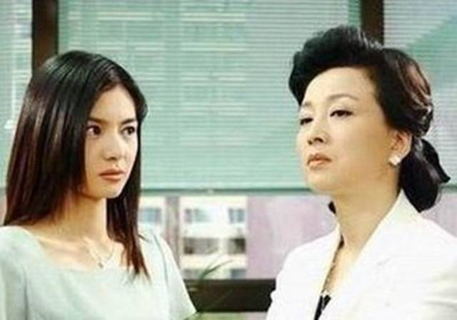 「婚禮前一周，准婆婆打電話減彩禮，準兒媳笑著讓她取消婚禮」