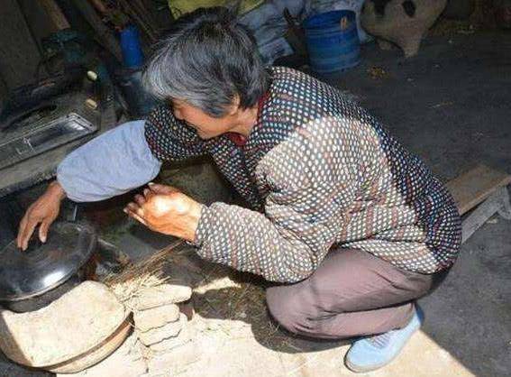 母親車禍去世，肇事司機賠償六十萬，兩年後看到母親手機，蒙了