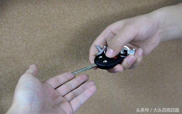 樓上搬來個女人，我乘電梯誤上她家，見門前一雙鞋，我眼一黑昏倒