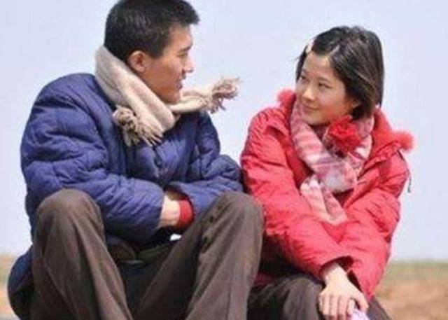 參加婚禮路過婆家看望婆婆，看見門口一雙拖鞋，丈夫長跪不起