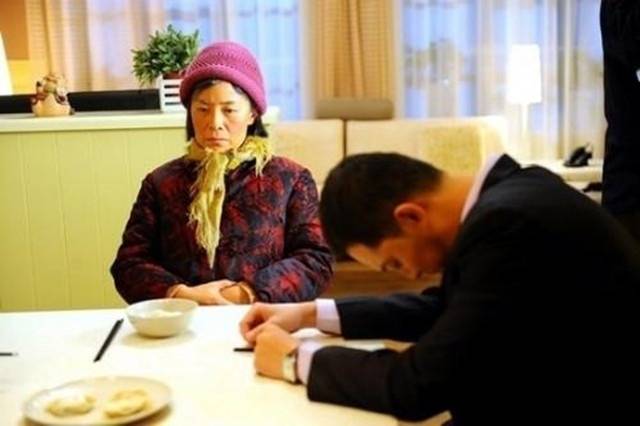 參加婚禮路過婆家看望婆婆，看見門口一雙拖鞋，丈夫長跪不起