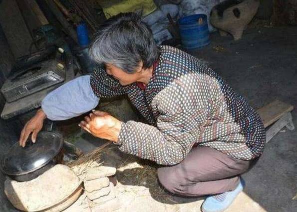 母親被騙兩萬塊，回家卻收到二十萬轉賬，看清騙子的臉，傻了