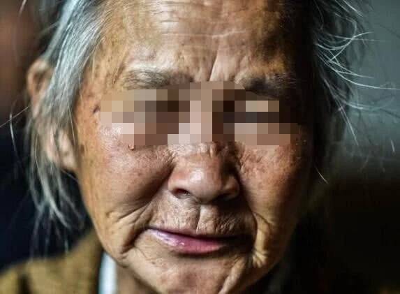 母親被騙兩萬塊，回家卻收到二十萬轉賬，看清騙子的臉，傻了