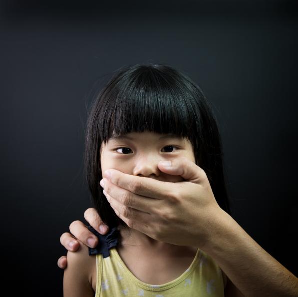 注意，帶小孩出門一定要謹防亂牽孩子的「阿桑黨」