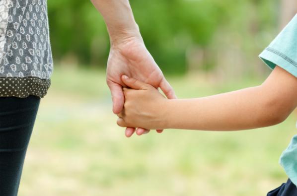 注意，帶小孩出門一定要謹防亂牽孩子的「阿桑黨」