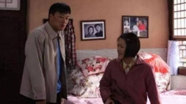 妻子嫌窮逼丈夫出國打工，3年後回國不見她蹤跡，兒子說媽媽睡著