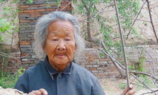 兒子一月給母寄一萬，母走後存摺卻只有一快錢，看到遺囑，兒子愣了