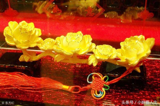 把你的陪嫁黃金拿出來給小叔子定親用吧，反正你也不戴！