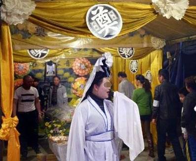 爺爺去世，7歲女孩去陰間走了一圈，隔天醒來鄰居家搭起了靈堂