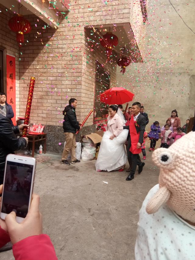 你供你哥吃就行，我供我弟讀書就不行，你哥是親哥，我弟就不親