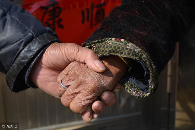 父親去世，母親改嫁，兒子道：你結婚就不要想以後我會養你