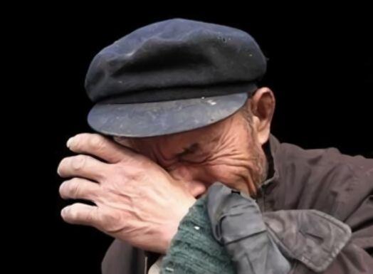 老人過壽，買單時子女「裝醉」，養子主動結賬，前台一句話，全家蒙了！