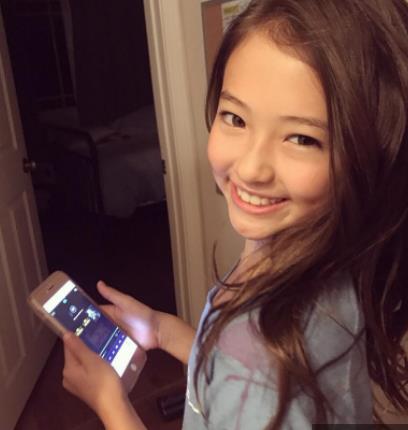 這名才8歲史上最「性感小女孩」的網美，大家吵著等她10年，當網友看到媽媽竟爆衝：「母親終究是本體啊」
