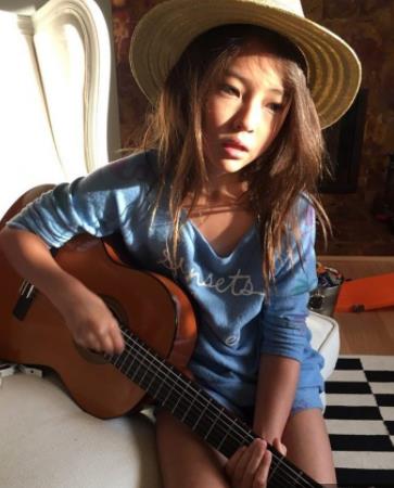 這名才8歲史上最「性感小女孩」的網美，大家吵著等她10年，當網友看到媽媽竟爆衝：「母親終究是本體啊」