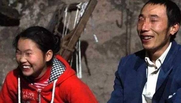 哥哥被弟弟趕出住豬圈，結果在豬圈裡發現一樣東西，兩人樂開花