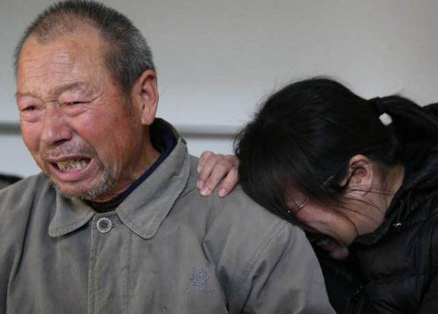 哥哥被弟弟趕出住豬圈，結果在豬圈裡發現一樣東西，兩人樂開花