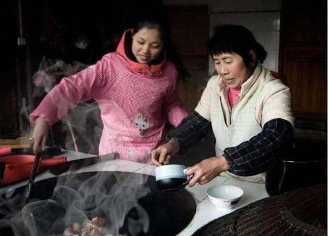 婆婆想吃烤紅薯，兒媳冒雨去買，忘帶手機返回，推門熱淚縱橫