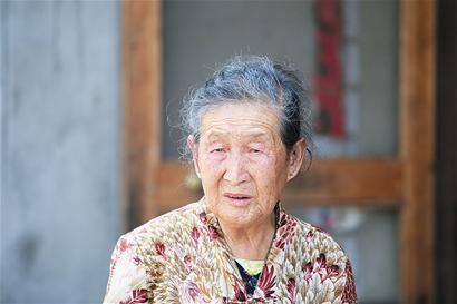 家婆生病去醫院說自己有錢，查看餘額氣的家婆報警，小姑子卻哭了