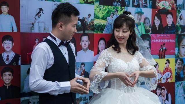 老夫妻街上吃飯發現沒帶錢，被店主刁難，女兒來後，店主不知所措